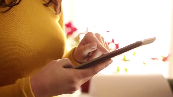 Corte médio corpo tiro da mulher usando tablet digital em casa — Vídeo de Stock