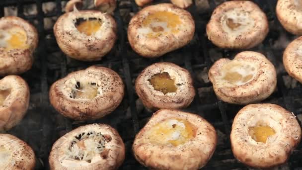 Mushrooms on barbecue grill — Stock Video