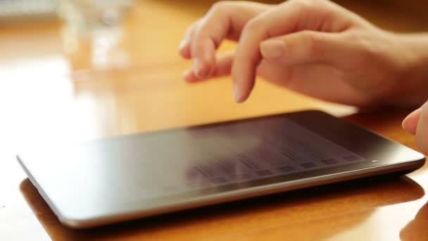 Digitação em tablet digital em casa — Vídeo de Stock