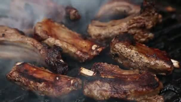 Ribben op barbecue grill — Stockvideo