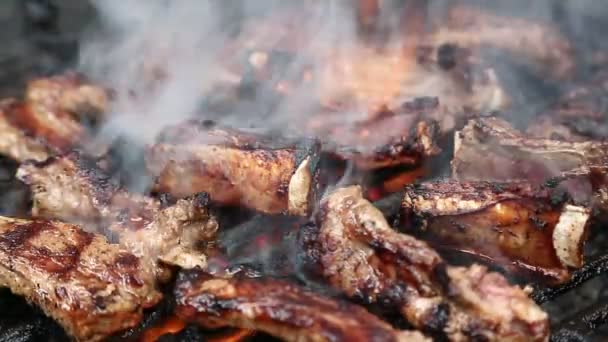 Costillas en parrilla barbacoa — Vídeos de Stock