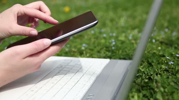 Mantente conectado al aire libre — Vídeos de Stock