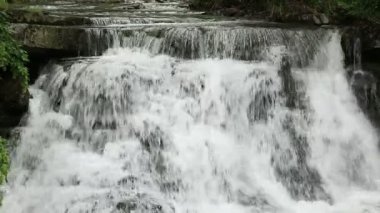 Dağdaki şelale