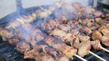 Yüksek tanımlı video barbekü ızgara domuz eti ve tavuk şiş