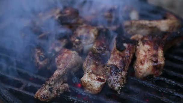 Szef kuchni gotowanie żebra na grill grill — Wideo stockowe