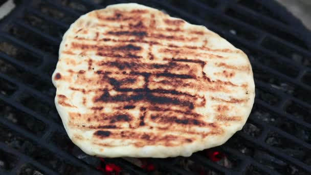 Chef arranging tortilla on barbecue grill Full HD — Stock Video