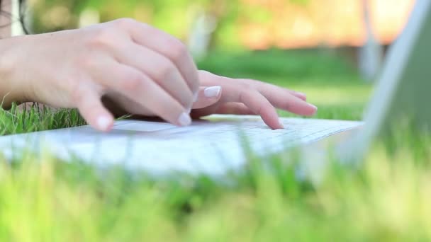 Žena používá notebook v parku Full Hd — Stock video
