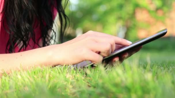 Femme utilisant une tablette numérique à l'extérieur — Video