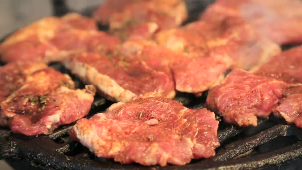 Chef cocinando filetes de cerdo en la parrilla de barbacoa — Vídeos de Stock