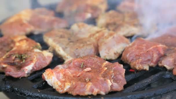 Chef cocinando filetes de cerdo en la parrilla de barbacoa — Vídeos de Stock