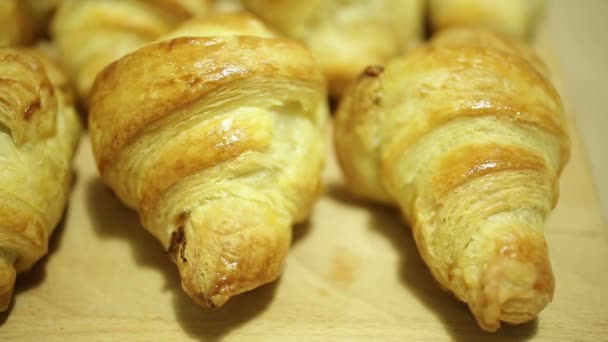 Croissants zum Frühstück backen — Stockvideo