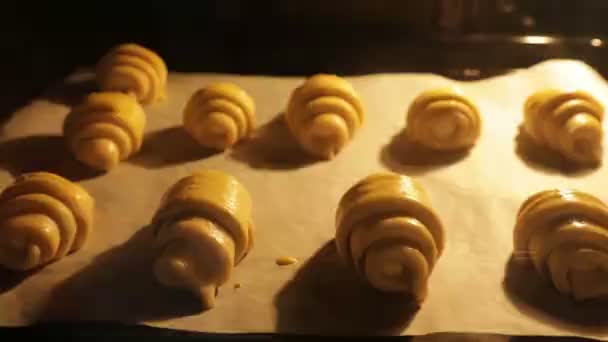 Hornear croissants - timelapse — Vídeos de Stock