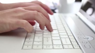 dizüstü bilgisayarda çalışan icra