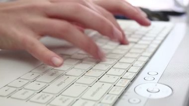 dizüstü bilgisayarda çalışan icra