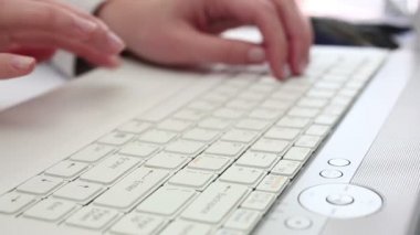 dizüstü bilgisayarda çalışan icra