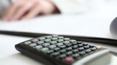 İş kişi analiz finansal veriler
