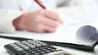 İş kişi analiz finansal veriler
