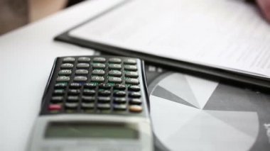 İş kişi analiz finansal veriler