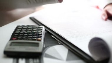 İş kişi analiz finansal veriler