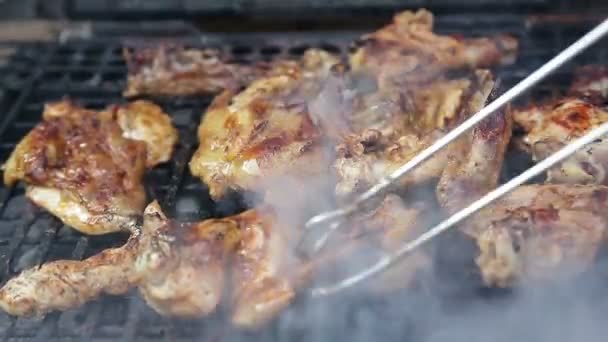 Chef-kok koken kip op BBQ-grill — Stockvideo
