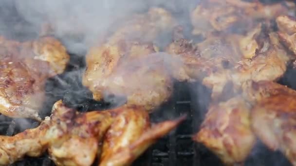 Carne de pollo en parrilla de barbacoa — Vídeos de Stock