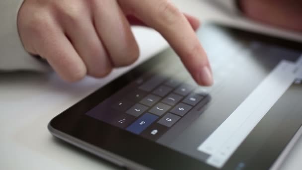 Escribir en la tableta digital en casa — Vídeo de stock
