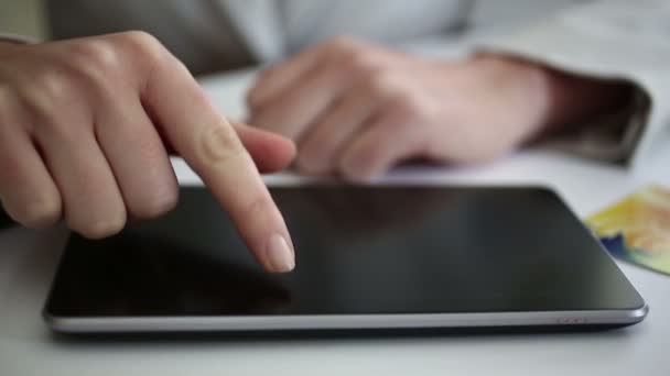 Escribir en la tableta digital en casa — Vídeo de stock