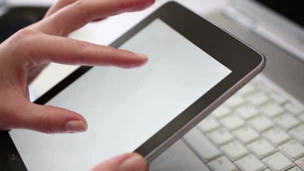 Uitvoerend werken op digitale tablet in office — Stockvideo