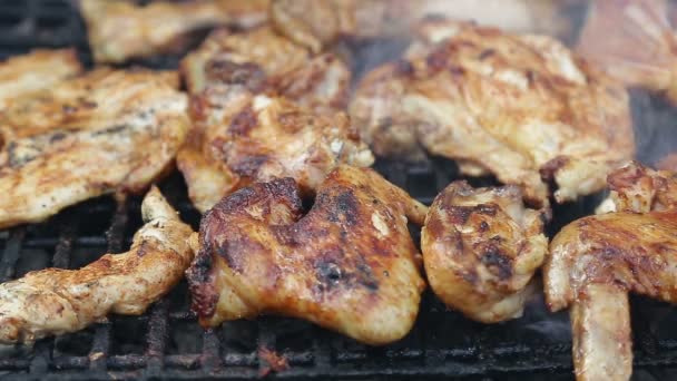 Hühnerfleisch auf dem Grill — Stockvideo