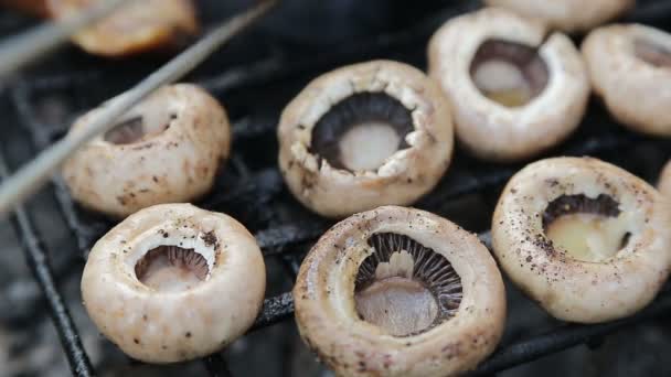 Chef cocina setas en parrilla de barbacoa — Vídeos de Stock