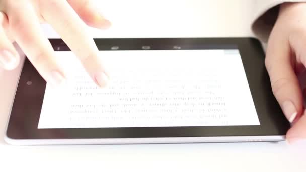 Lettura su tablet digitale — Video Stock