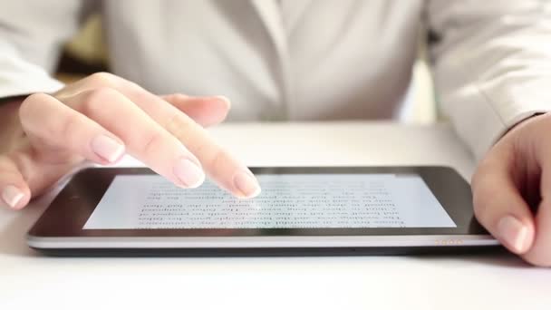 Lettura su tablet digitale — Video Stock