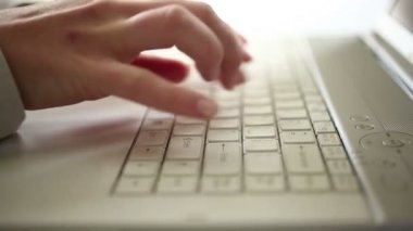 Dizüstü bilgisayarda çalışıyor