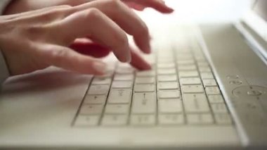 Zaman atlamalı işkadını üstünde pc yazarak