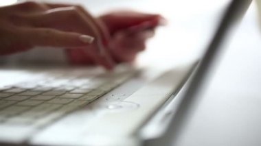 Dizüstü bilgisayar montaj üzerinde çalışıyor