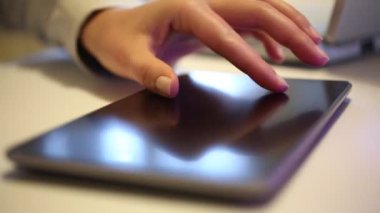 Dijital tablet üzerinde çalışan icra