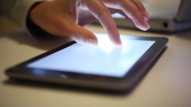 Dijital tablet üzerinde çalışan icra