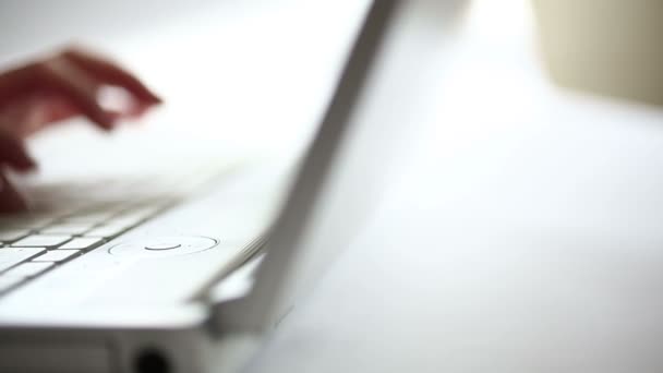 Travailler sur montage d'ordinateur portable 