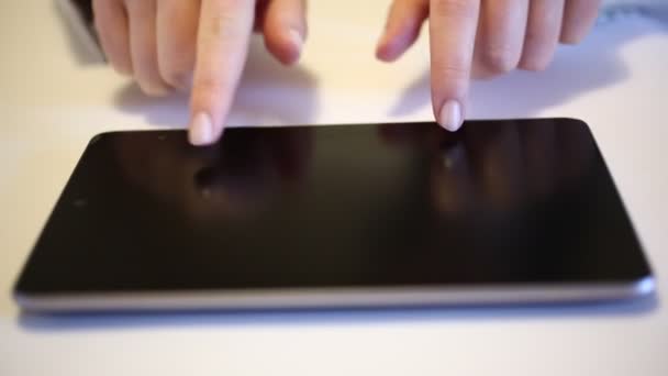 Dijital tablet üzerinde çalışan icra — Stok video