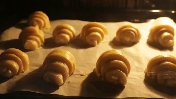 Time-lapse video van croissants bakken in de oven — Stockvideo