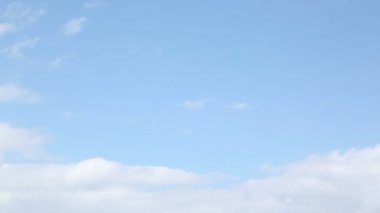 Gökyüzündeki beyaz bulutlar