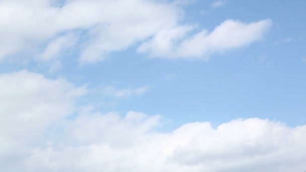 Белые облака в небе — стоковое видео