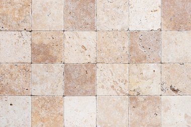 Küçük kare parçalardan oluşan doğal taş duvar. İç mekan için arkaplan veya doku.