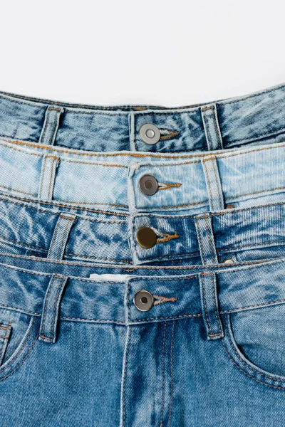 Vue Rapprochée Divers Jeans Bleus Isolés Sur Blanc Vue Dessus — Photo