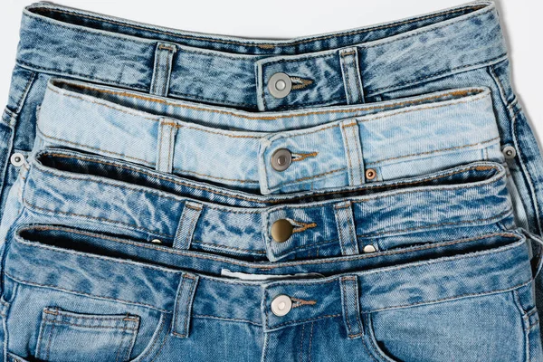Close Zicht Diverse Blauwe Jeans Geïsoleerd Wit Bovenaanzicht — Stockfoto