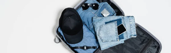 Kot Pantolon Siyah Şapka Elektronik Kol Saati Beyaz Bavulda Güneş — Stok fotoğraf