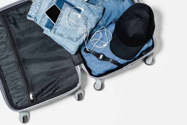 Reisetasche Mit Blauer Jeansjacke Smartphone Kopfhörer Schwarzer Mütze Und Elektronischer — Stockfoto