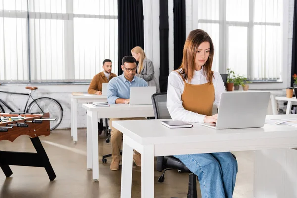 Young Businesswoman Using Laptop Colleagues Blurred Background Office — Stock Photo, Image