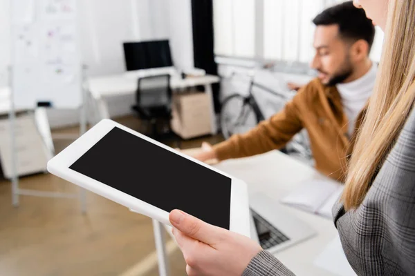 Empresária Segurando Tablet Digital Perto Colega Fundo Borrado Escritório — Fotografia de Stock