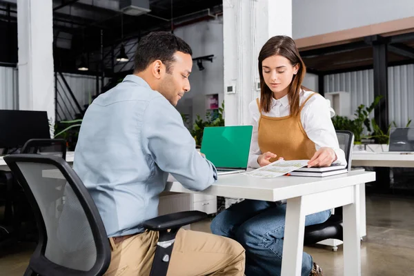 Des Gens Affaires Multiethniques Travaillant Avec Document Ordinateur Portable Bureau — Photo